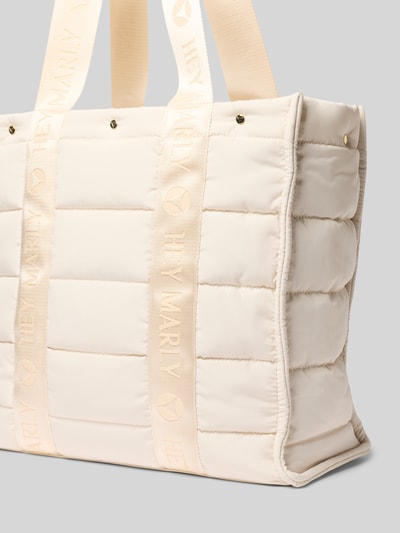 Produktfoto, Handtasche in Stepp-Optik Modell 'Best Buddy' von Hey Marly in hellem Beige, gesteppt, Trageriemen mit Logo-Detail, Hauptfach mit Reißverschluss, Maße ca. 40 cm Breite, 35 cm Länge, 16 cm Tiefe, Schulterriemen 60 cm, strukturierte Oberfläche, rechteckige Form.