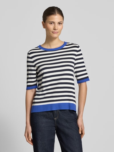 Frauenmodel trägt Strickshirt aus Viskose-Mix mit Rundhalsausschnitt von Betty Barclay, blau-weiß gestreift, Regular Fit, Ganzkörperansicht von vorne.