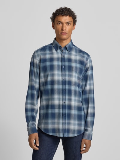 Męsk-model nosi Regular Fit Koszula casualowa z czystej bawełny Model 'RICKERT_M' od BOSS Orange, wzór Gitterkaro, wielokolorowa, kołnierzyk typu button down, jednorzędowa listwa guzikowa, kieszeń na piersi, sportowe mankiety, zakończenie zaokrąglone, aplikacja wyhaftowane logo, bawełna, widok całej sylwetki z przodu.