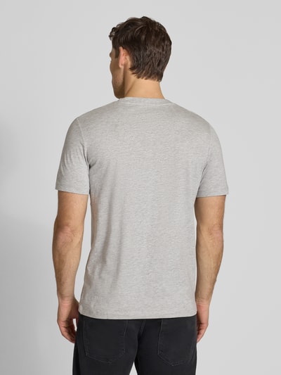 Männermodel trägt Regular Fit T-Shirt aus reiner Baumwolle von s.Oliver RED LABEL, hellgrau, unifarben, kurzarm, Ganzkörperansicht Rückansicht.