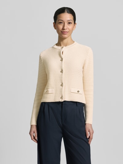 Frauenmodel trägt Regular Fit Strickjacke aus Baumwoll-Mix Modell 'VODKA' von Weekend Max Mara in Creme mit Strukturstrick, Rundhals, Knopfleiste, angedeuteten Taschen, Ganzkörperansicht von vorne.