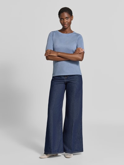 Frauenmodel trägt Regular Fit Pullover aus Viskose-Mix Modell 'LT JULI' von Betty Barclay in Hellblau zu weiter Jeans, Ganzkörperansicht von vorne, Damen Pullover von Betty Barclay.