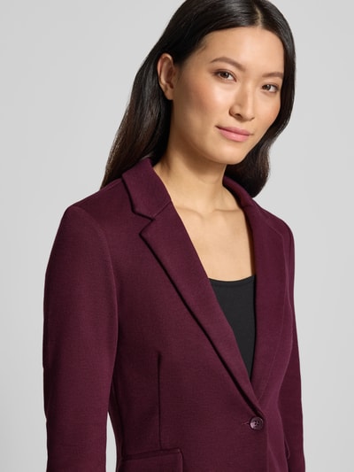 Vrouwenmodel draagt Slim Fit Kurzblazer met katoen aandeel model 'JULIA' van VERO MODA in donkerpaars, zachte textuur, Nahaufnahme bovenlichaam. Dames Kurzblazer van VERO MODA