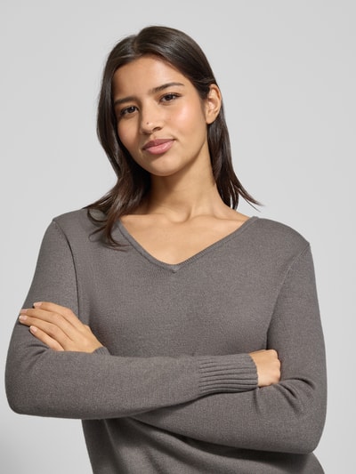 Christian Berg Woman Strickpullover aus Viskose-Mix mit V-Ausschnitt Oliv Melange 3