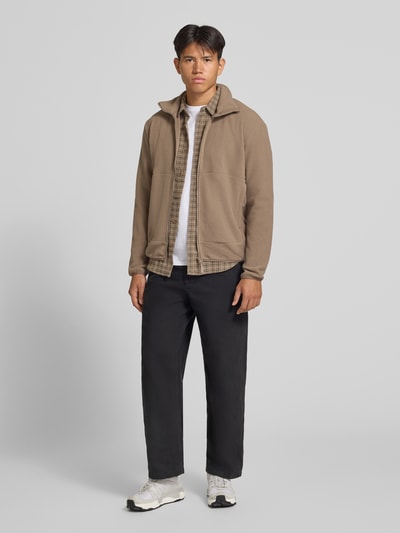 Männermodel trägt Slim Fit Freizeithemd aus reiner Baumwolle Modell 'GUDMUND' von ONLY, helle Erdtöne, dezentes Karo, Ganzkörperansicht von vorne, Herren Freizeithemd von ONLY & SONS.