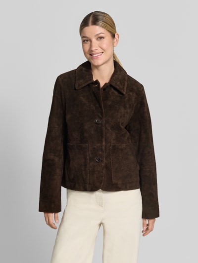 Frauenmodel trägt Lederjacke mit Kentkragen Modell 'ALAVA' von ICHI aus echtem Büffelleder in Dunkelbraun, Regular Fit, Ganzkörperansicht von vorne.