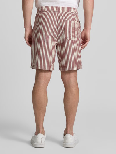 Männermodel trägt Regular Fit Shorts aus reiner Baumwolle Modell 'STUART' von SELECTED HOMME in Optik: Unifarben, Ganzkörperansicht Rückansicht.