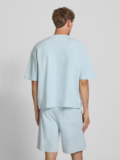 Männermodel trägt hellblaues T-Shirt mit Strukturmuster und Label-Stitching von PROHIBITED aus reiner Baumwolle, Regular-Fit, Rundhalsausschnitt, Brusttasche, Rückenlänge bei Größe M 64 cm, Ganzkörperansicht Rückansicht.