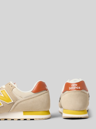 Produktfoto, Sneaker mit Logo-Detail von New Balance, beżowe, żółte i białe kolory, wyprofilowana podeszwa, wysokość obcasa 2 cm, wysokość cholewki 8 cm, szerokość w rozmiarze 39: 7 cm, wiązanie, krój zaokrąglony