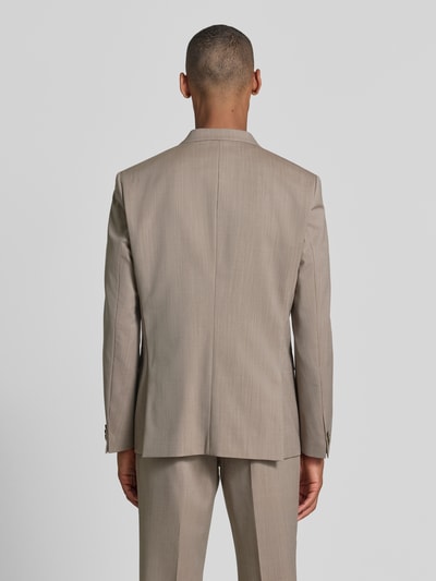 Männermodel trägt beiges Super Slim Fit Sakko aus Schurwoll-Mix Modell 'Arti253X' von HUGO, Herren Sakko, Ganzkörperansicht Rückansicht.