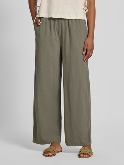 Frauenmodel trägt Stoffhose in verkürzter Passform Modell 'CISSIE' von Soyaconcept aus Reine Baumwolle, Wide-Leg-Pants, elastischer Bund und Tunnelzug, Innenbeinlänge in Größe S 73 cm, Bundweite 37 cm, Farbe Khaki, lockere Textur. Nahaufnahme Oberkörper bis Füße, Ganzkörperansicht von vorne.