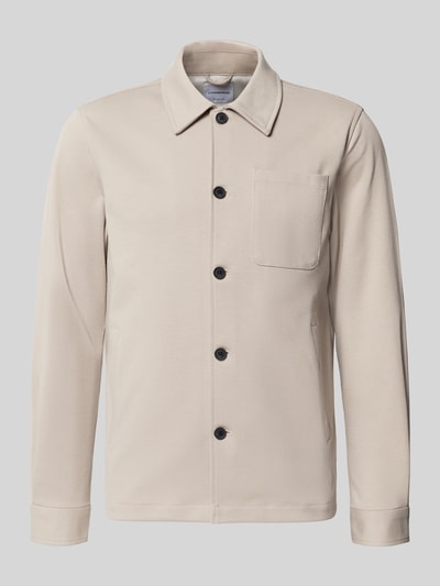 Produktfoto, Slim Fit Hemdjacke mit Viskose-Anteil von Lindbergh in Beige mit Umlegekragen, Knopfleiste und Taschen, neutraler Hintergrund