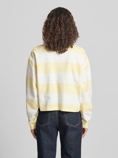 Frauenmodel trägt Relaxed Fit Sweatshirt mit Logo-Stitching Modell 'Varsity' von Calvin Klein Jeans, gelb-weiße Streifen, Baumwolle, Rückenansicht, Ganzkörperansicht Rückansicht.