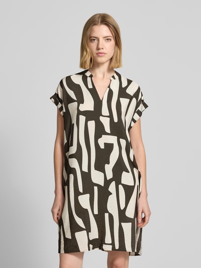Frauenmodel trägt knielanges Damen Kleid aus Viskose-Mix mit Tunikakragen Modell 'Wulana dune' von OPUS, Loose-Fit, Ganzkörperansicht von vorne.
