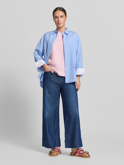 Vrouwenmodel draagt Wide Leg Jeans in verkorte pasvorm model 'VELINA' van SEDUCTIVE, blauwe denim, katoen, used-look, fullbody voorkant.