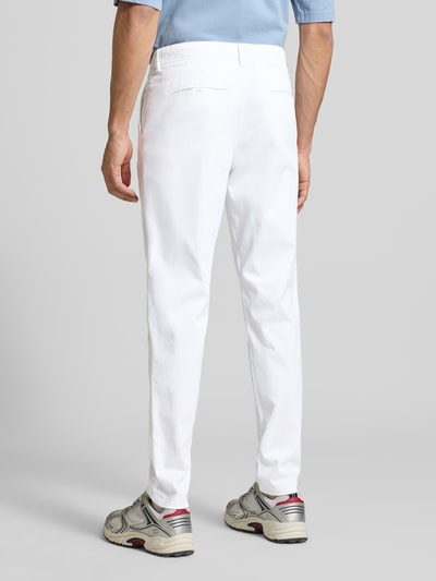 Männermodel trägt Slim Fit Stoffhose mit Gesäßtaschen Modell 'Marco' von Jack & Jones, weiß, elastischer Baumwoll-Mix, Ganzkörperansicht Rückansicht