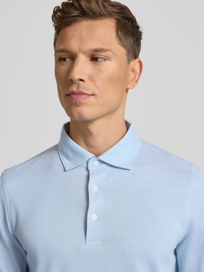 Męski model nosi Regular Fit Poloshirt mit Knopfleiste von MAERZ Muenchen, bawełna, jasnoniebieski, długi rękaw, zbliżenie na górną część ciała.