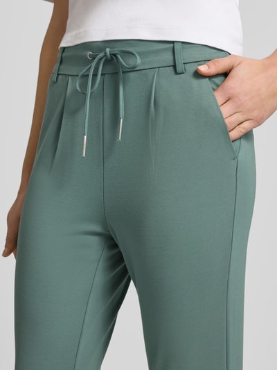 Frauenmodel trägt Regular Fit Sweatpants aus Viskose-Mix Modell 'POPTRASH LIFE' von Only, unifarben, Nahaufnahme Oberkörper.