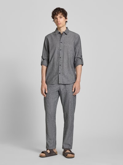 Męskimodel nosi koszulę casualową Regular Fit Freizeithemd mit Kentkragen Modell 'ABAN' von Blend, listwa guzikowa, szary melanż, długość tyłu w rozmiarze M: 80 cm, szerokość ramion w rozmiarze M: 42 cm, długość rękawów w rozmiarze M: 67 cm, widok całej sylwetki z przodu.