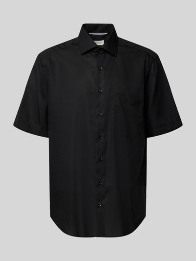 Produktfoto, schwarzes Relaxed Fit Freizeithemd im kurzärmeligen Design von ETERNA aus reiner Baumwolle mit Kentkragen und Brusttasche, glatte Textur