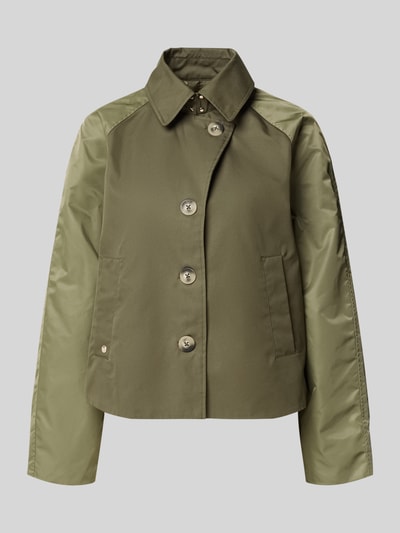 Productfoto, Trenchcoat met steekzakken model 'Zyla Neola' van MOS MOSH, katoenmix, regular fit, olijfgroen met knoopsluiting, omgeslagen kraag, gladde textuur, lengte 60 cm, schouderbreedte 43 cm, borstbreedte 51 cm, mouwlengte 61 cm.