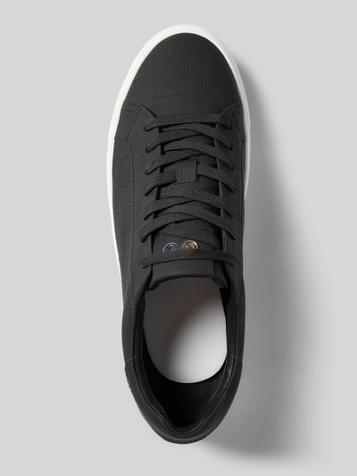 Produktfoto, Sneaker mit Strukturmuster Modell 'Essence' von Hide&Jack für Herren, abgerundete Form, Schnürverschluss, Label-Details und Prägung, schwarze strukturierte Sohle, Strukturmuster, Absatzhöhe 3 cm, Schafthöhe 7 cm, Schaftweite 10 cm, dunkle Farbe, mattes Finish, klare Textur.