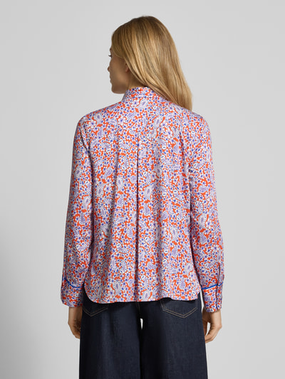 Vrouwenmodel draagt 'Hemdbluse mit Knopfleiste' van Smith and Soul in paars met oranje bloemenprint, pure viscose, loose fit, volledige rugaanzicht.
