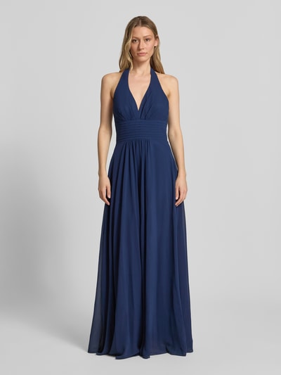 Frauenmodel trägt Neckholder-Maxikleid mit V-Ausschnitt von Mascara aus blauem Chiffon, taillierter Schnitt, Ganzkörperansicht von vorne. Rückenlänge bei Größe 36: 127 cm, Brustweite bei Größe 36: 35 cm.