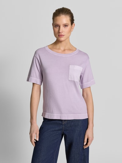 Kobiece model prezentuje damski t-shirt Comfort Fit T-Shirt aus reiner Baumwolle von Marc O'Polo, efekt: jednolity kolor, okrągły dekolt, krótki rękaw, prążkowane zakończenia, brustasza, drobny splot, bawełna, ganzkörperansicht von vorne.