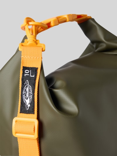 Produktfoto, Tasche mit Riemen und Label-Print von Quiksilver in Olivgrün mit gelbem Riemen, glatte Oberfläche, Herren Tasche