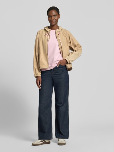 Frauenmodel trägt Jacke mit Kapuze und Zweiwege-Reißverschluss von Smith and Soul, Relaxed-Fit, beige, Eingrifftaschen, Ganzkörperansicht von vorne. Rückenlänge bei Größe S 58 cm, Schulterbreite 52 cm, Brustweite 60 cm, Ärmellänge 57 cm.