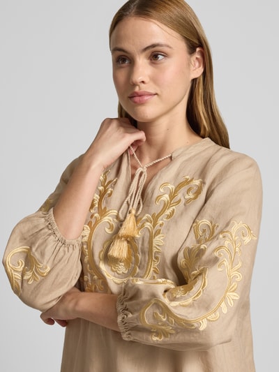 Frauenmodel trägt Tunikakleid aus Leinen mit Stitchings von Emily Van den Bergh, beige mit gelbem Muster, 3/4-Arm, Nahaufnahme Oberkörper. Rückenlänge bei Größe 36: 117 cm, Brustweite 37 cm, Ärmellänge 51 cm, Gerader-Schnitt, Schnürung, Damen Midikleid.