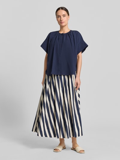 Frauenmodel trägt Ausgestellter Maxi-Rock aus reiner Baumwolle von Weekend Max Mara mit Optik:Allover-Muster, Regular-Fit, Maxi-Länge, Bundabschluss: elastisch, gerader Saum, seitliche Eingrifftaschen, Material: reine Baumwolle, Farben Dunkelblau und Creme, Ganzkörperansicht von vorne.