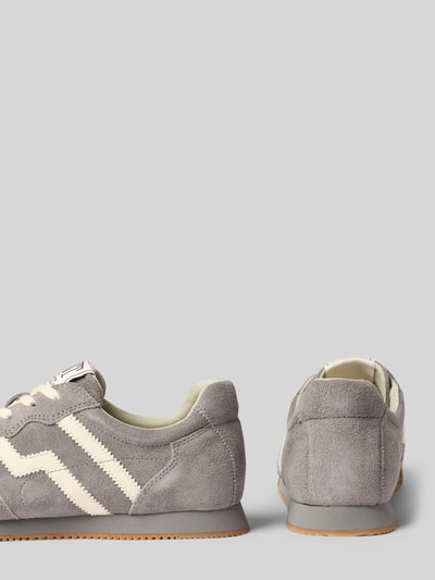 Produktfoto, graue sneakersy aus skóra bydlęca Modell 'Beylana' von GANT, kontrastierende Streifen, Oberfläche aus Wildleder, Damen Sneaker