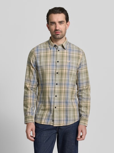 Männermodel trägt Regular Fit Freizeithemd mit Logo-Stitching von PME Legend aus reiner Baumwolle, kariertes Muster, Kentkragen, Knopfleiste, Ganzkörperansicht von vorne.