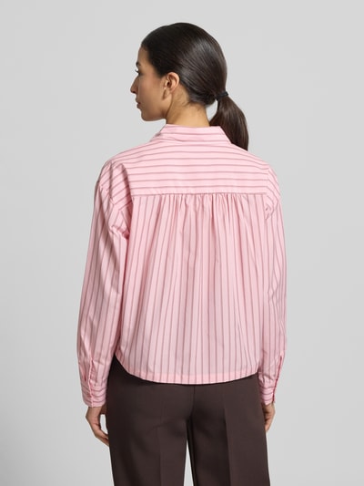Modelka nosi Hemdbluse mit Knopfleiste Modell 'BARDOT' od Soyaconcept, różowy z paskami, luźny krój, materiał z bawełną, widok z tyłu, kontekst: damska Hemdbluse, kołnierz koszulowy, długość tyłu w rozm. S: 57 cm, długość rękawa w rozm. S: 56 cm. Ganzkörperansicht Rückansicht.