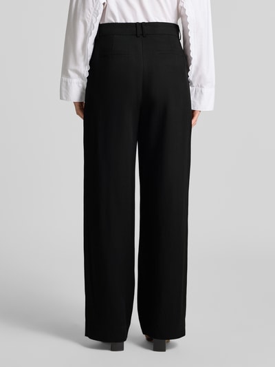 Vrouwenmodel draagt zwarte wide fit broek, Materiaalmix met viscose van Cph Muse, Model 'Ailyn', binnenbeenlengte 80 cm, bandwijdte 40 cm, haakjes- en ritssluiting, Ganzkörperansicht Rückansicht.