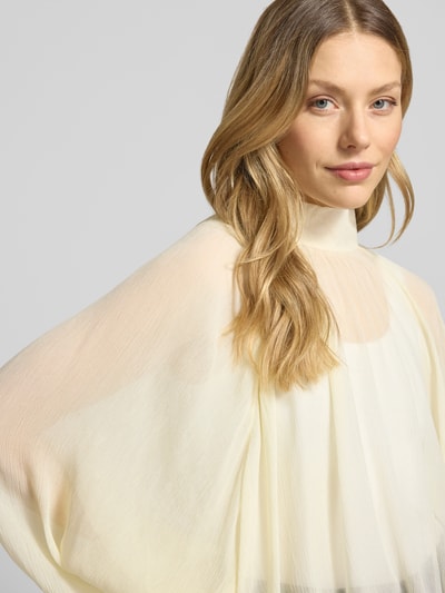 Frauenmodel trägt Loose Fit Langarmbluse aus reiner Viskose Modell 'AFFETTO' von MAX&Co., Optik: Unifarben, Relaxed-Fit, Stehkragen, Raglan-Ballonärmel, Materialverarbeitung: Crépon, Nahaufnahme Oberkörper.