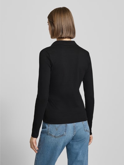 Frauenmodel trägt Longsleeve mit Label-Detail von Calvin Klein Jeans in Schwarz, Baumwoll-Elasthan-Mix, Slim-Fit, Ganzkörperansicht Rückansicht.