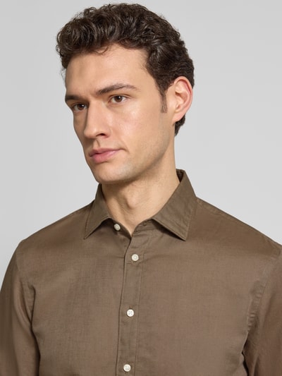 Männermodel trägt Regular Fit Freizeithemd aus Leinen-Mix von Jake*s, bruin, kentkraag, knoopsluiting, linnen en katoenmix, Nahaufnahme Oberkörper.