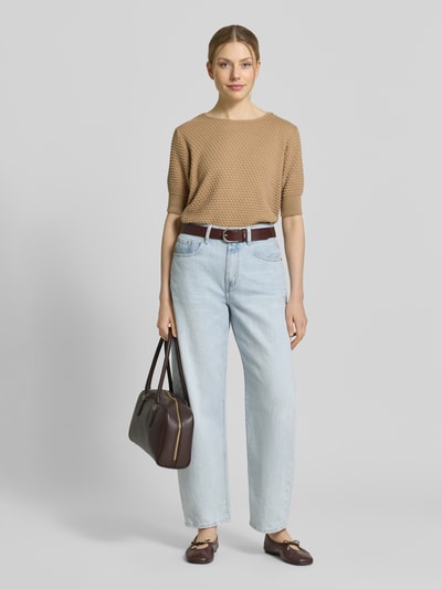 Frauenmodel trägt Strickpullover mit 1/2-Arm Modell 'Dodo' von FREE/QUENT in Beige, Strukturmuster, Baumwolle, Rundhalsausschnitt, Ganzkörperansicht von vorne.