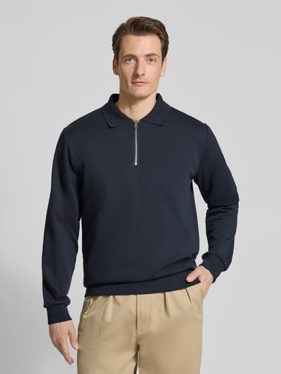 Männermodel trägt Sweatshirt mit Polokragen und Reißverschluss von Lindbergh, dunkles Blau, Baumwoll-Mix, Regular-Fit, Ganzkörperansicht von vorne. Rückenlänge bei Größe M: 70 cm.