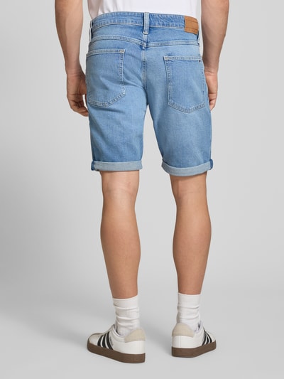 Männermodel trägt Regular Fit Jeansshorts aus Baumwoll-Mix Modell 'RONNIE SHORT' von Tommy Jeans in Denim-Optik mit Label-Patch, 5-Pocket-Design, Rückansicht Ganzkörperansicht.