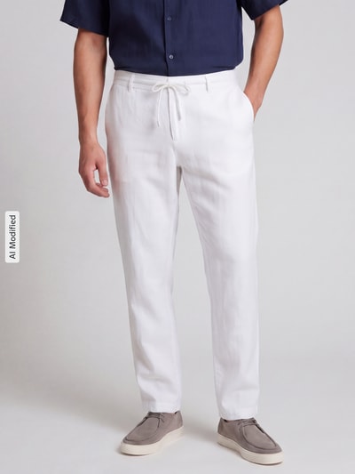 Männermodel trägt weiße Regular Fit Leinenhose aus reinem Leinen von MCNEAL mit Schnürung und Gesäßtaschen, Ganzkörperansicht von vorne.