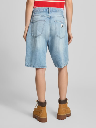 Mannenmodel draagt korte jeans van puur katoen, loose fit, Model 'Brandon' van Carhartt Work In Progress, 5-pocketmodel, geheelopname achteraan.