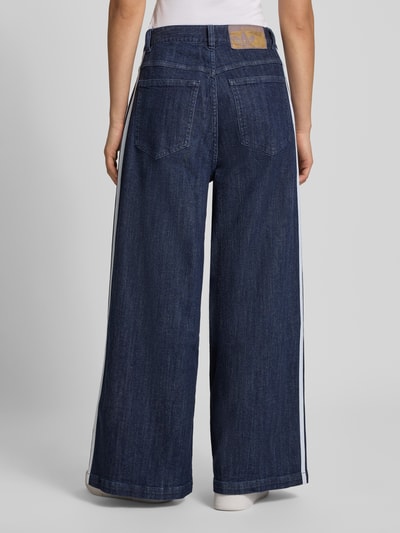 Vrouwenmodel draagt donkerblauwe loose fit jeans uit mix van modal en katoen met witte strepen, Loose Fit Jeans aus Baumwoll-Mix van adidas Originals, volledige achteraanzicht.