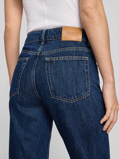 Frauenmodel trägt Relaxed Fit Jeans aus Baumwoll-Lyocell-Mix von GANT, dunkelblauer Denim, sichtbare Nähte, Nahaufnahme Rückansicht, Damen Relaxed Fit Jeans von GANT.