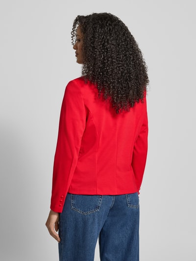 Frauenmodel trägt Slim Fit Blazer mit Viskose-Anteil Modell 'Nanni' von FREE/QUENT in Rot, Kombi aus Reverskragen und Doppelknopfleiste, Ganzkörperansicht Rückansicht.