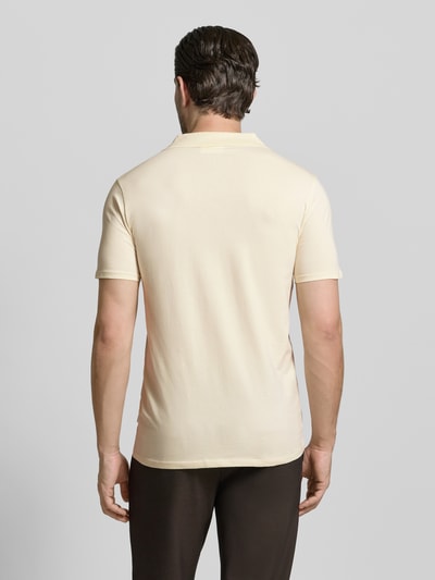 Męski model nosi Slim Fit Poloshirt mit V-Ausschnitt von Lindbergh, mieszanka bawełny i elastanu, krój slim fit, kołnierzyk polo, dekolt w serek, długość tyłu w rozmiarze M: 68 cm, jasny kolor, gładka tekstura, widok całej sylwetki z tyłu.
