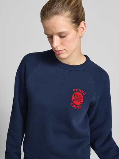 Vrouwenmodel draagt Regular Fit Pullover met Logo-Stitching van Kenzo, puur katoen, ronde hals, elastische boordjes, navy met rood, Nahaufnahme bovenlichaam.